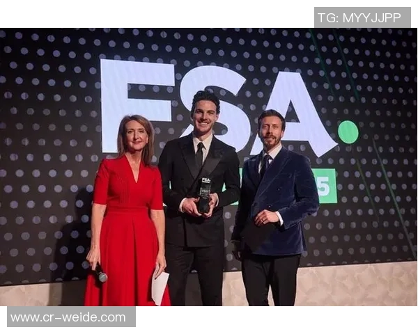 德拉普获PFA年度最佳年轻球员奖项官方晒领奖照片引关注