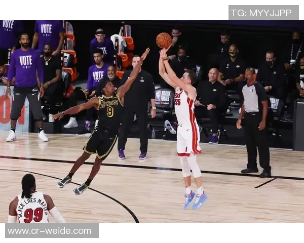 克莱坚韧不拔面对挑战身体疲惫却坚定展现职业精神