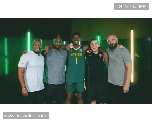 巴哈马国家队友谊深厚希尔德与埃奇库姆互换球衣笑声不断 巴哈马国家队友谊深厚希尔德与埃奇库姆互换球衣笑声不断